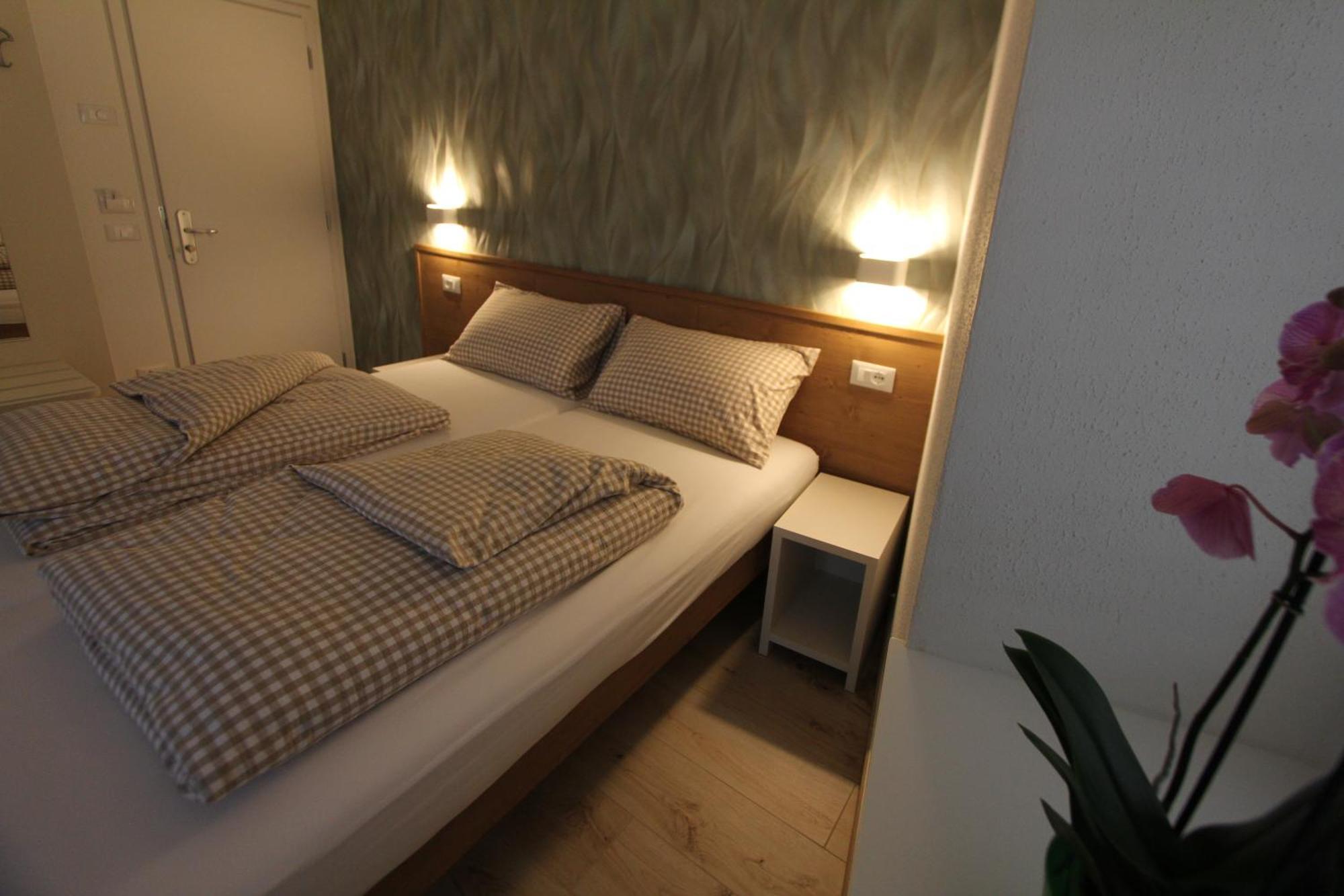 Affittacamere B&B Mercedes Romallo Bagian luar foto